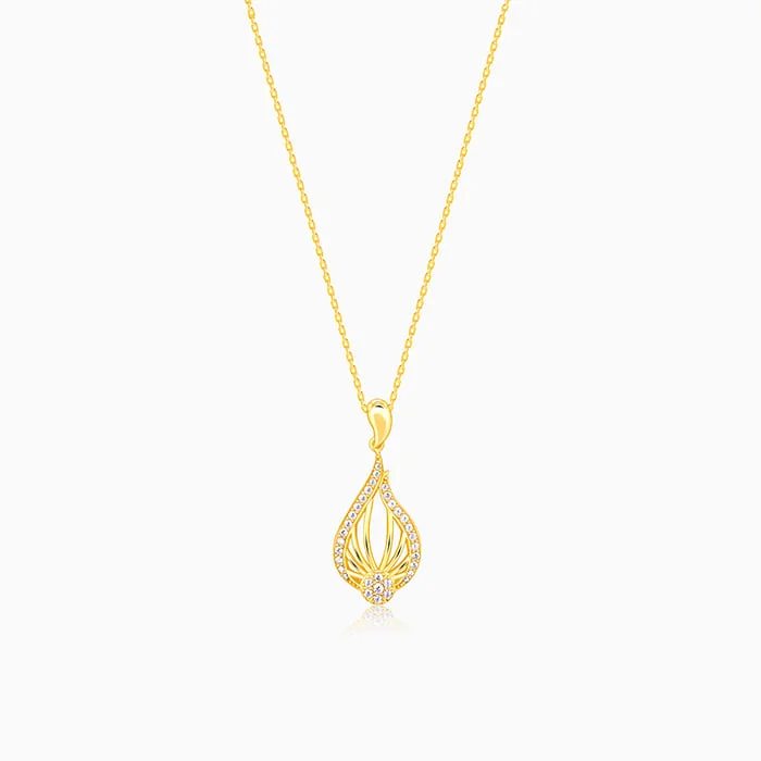 stretchable silver necklace-Golden Glint Pendant With Link Chain