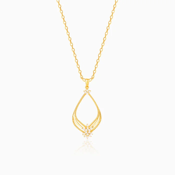 sci-fi sleek necklace-Golden Princess Pendant With Link Chain