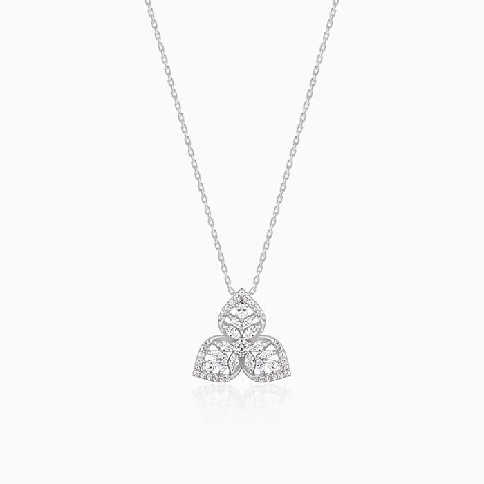 lavish pendant necklace-Silver Mighty Leaf Pendant With Link Chain